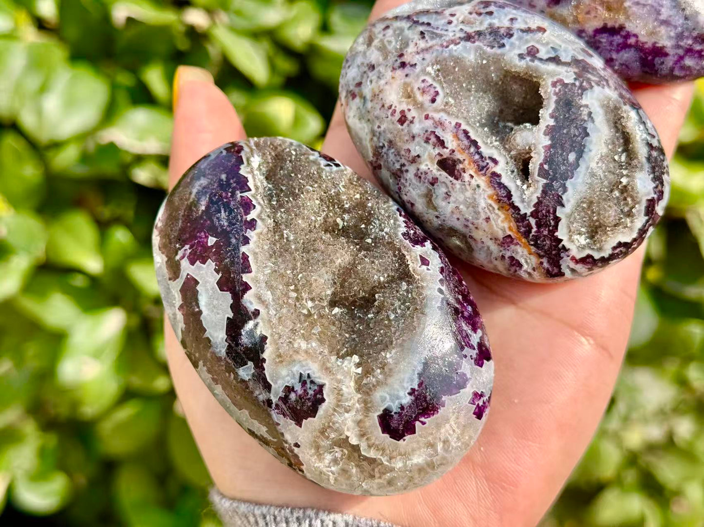 Natural Sphalerite Palm Stone,Purple Sphalerite Geode Worry Stone.Crystal gifts 1PC