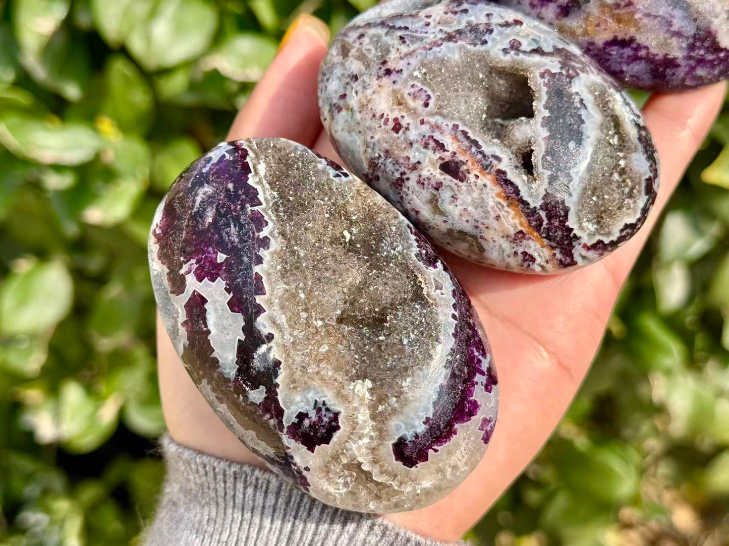 Natural Sphalerite Palm Stone,Purple Sphalerite Geode Worry Stone.Crystal gifts 1PC