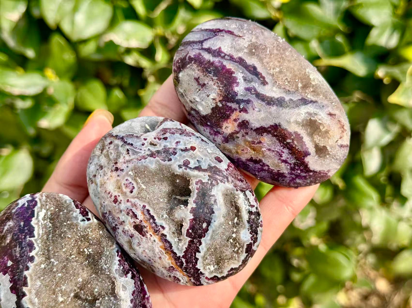 Natural Sphalerite Palm Stone,Purple Sphalerite Geode Worry Stone.Crystal gifts 1PC