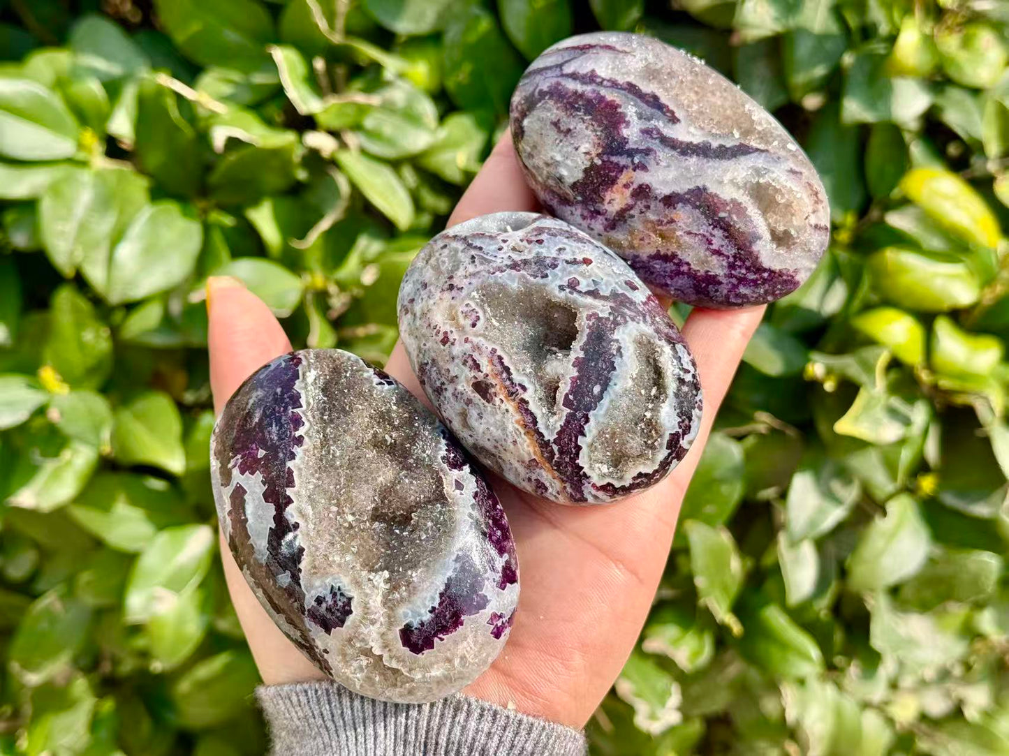 Natural Sphalerite Palm Stone,Purple Sphalerite Geode Worry Stone.Crystal gifts 1PC