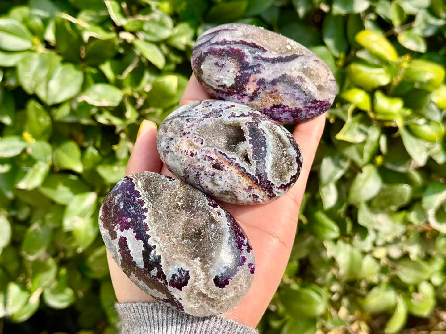 Natural Sphalerite Palm Stone,Purple Sphalerite Geode Worry Stone.Crystal gifts 1PC